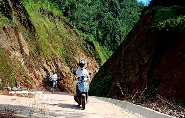 Đường lên Đồi Thung, xã Quý Hòa (huyện Lạc Sơn) nay được đổ bê tông, kè taluy kiên cố, tạo điều kiện thuận lợi cho người dân đi lại, trao đổi buôn bán hàng hóa