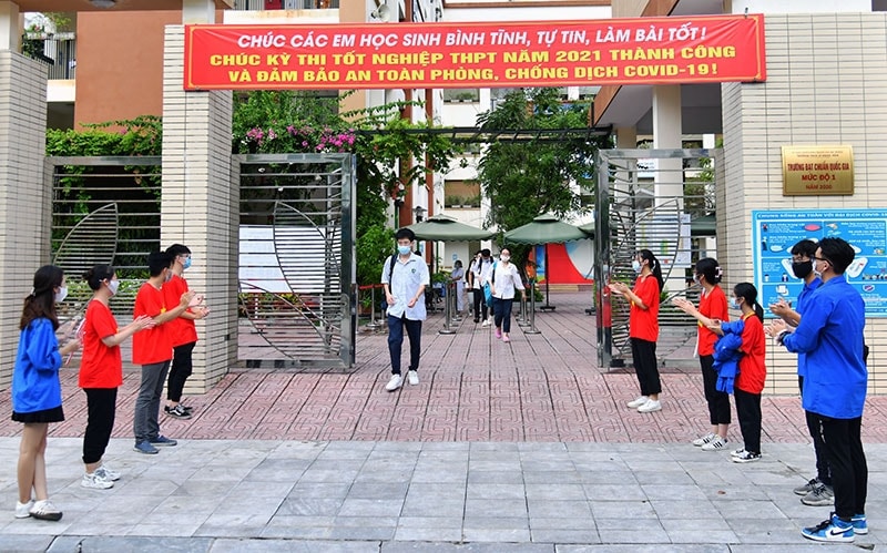 Các thí sinh tại điểm thi Trường THCS Lê Ngọc Hân (TP. Hà Nội) sau khi hoàn thành môn thi ngày 8/7/2021. Ảnh: Mỹ Hà