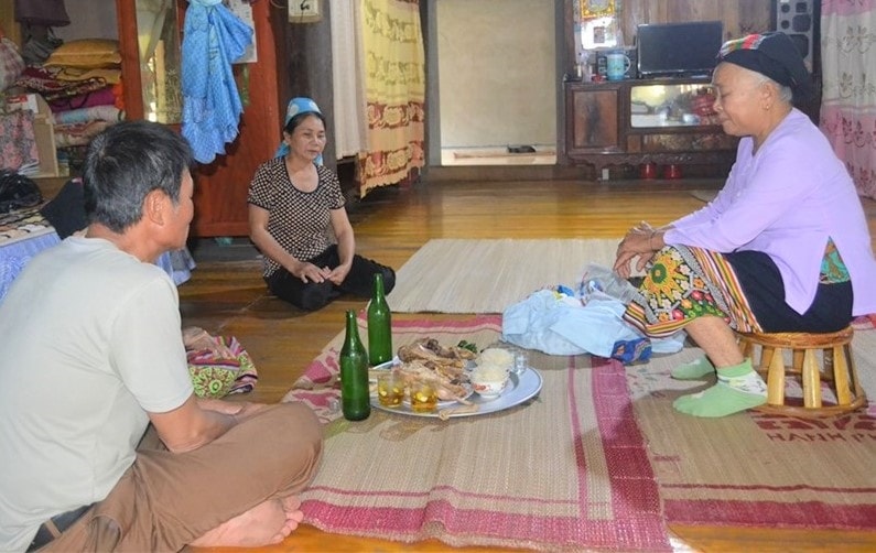 Các lễ vật trong lễ gọi vía được đồng bào Thái đặt ngay giữa gian nhà chính.