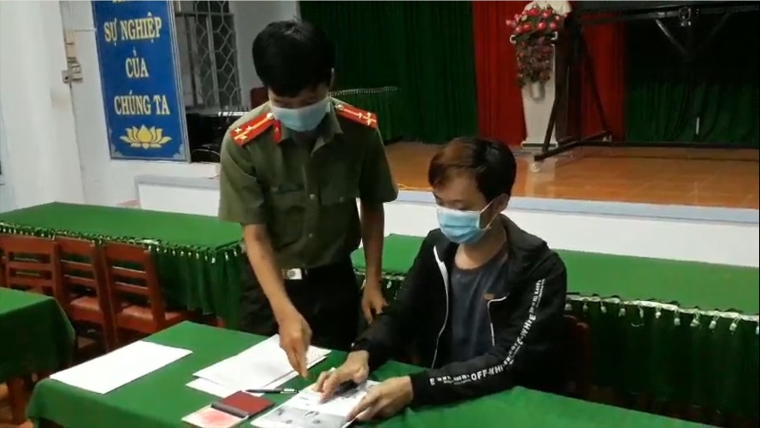 Cơ quan chức năng làm việc với đối tượng N.V.N ( Phòng An ninh chính trị nội bộ, CAVL cung cấp) Cơ quan chức năng làm việc với đối tượng N.V.N ( Phòng An ninh chính trị nội bộ, CAVL cung cấp)