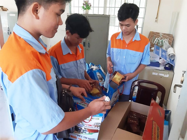 Trong bối cảnh đại dịch Covid-19, việc dạy và học nghề tập trung là rất khó khăn. (Trong ảnh: Học sinh trường Cao đẳng Nghề Vĩnh Long trong lớp học thời chưa có Covid-19)