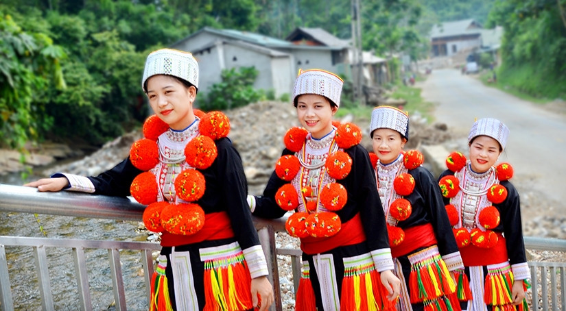 Phụ nữ Dao đỏ thôn Bản Lục, xã Đà Vị, huyện Na Hang, tỉnh Tuyên Quang trong trang phục truyền thống Phụ nữ Dao đỏ thôn Bản Lục, xã Đà Vị, huyện Na Hang, tỉnh Tuyên Quang trong trang phục truyền thống