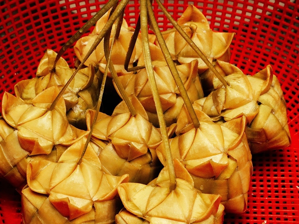 Bánh ka tum được gói bằng lá thốt nốt non