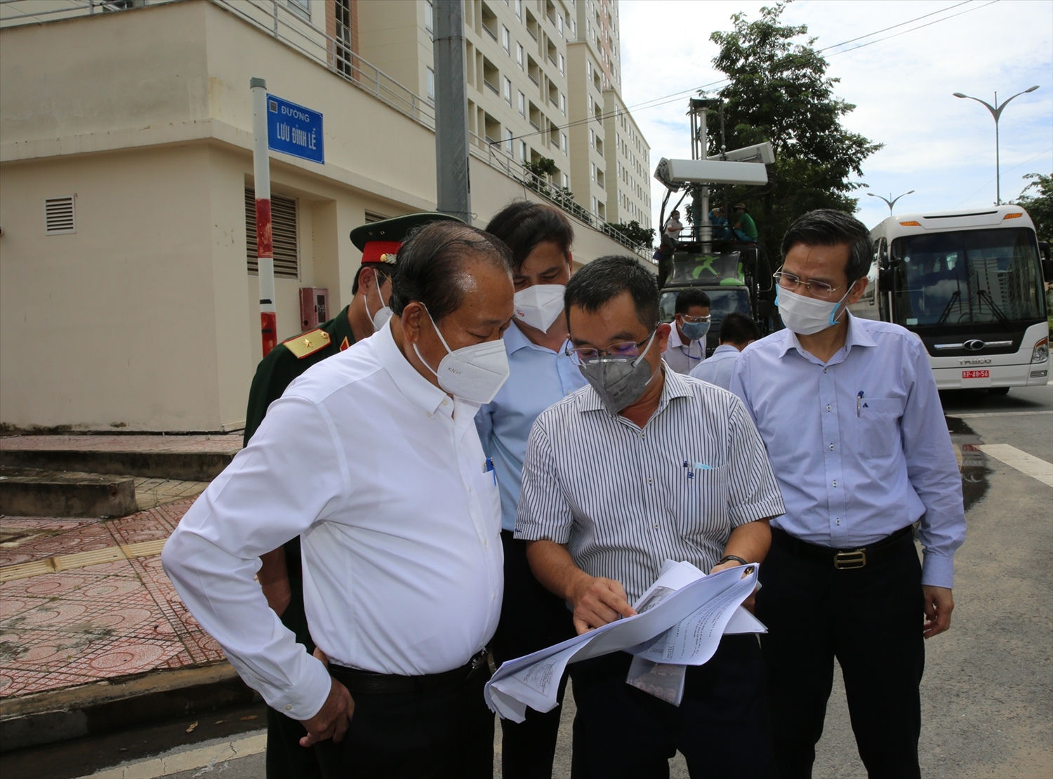 Phó Thủ tướng Thường trực Chính phủ Trương Hòa Bình cùng lãnh đạo TPHCM đến thăm, kiểm tra Bệnh viện dã chiến thu dung điều trị COVID-19 số 6. Ảnh: VGP/Mạnh Hùng
