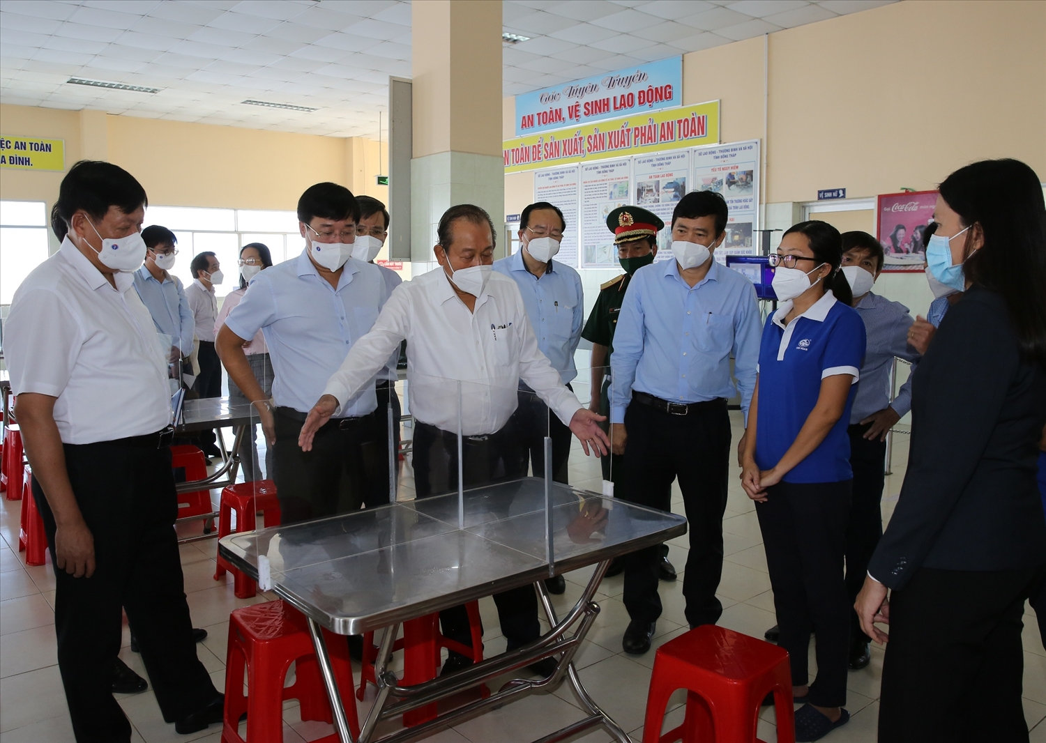 Phó Thủ tướng Thường trực Trương Hòa Bình kiểm tra công tác bảo đảm an toàn phòng dịch tại khu ăn ca của  của Công ty Cổ phần Vĩnh Hoàn. Ảnh: VGP/Mạnh Hùng
