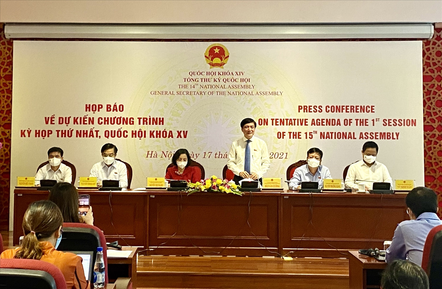 Ông Bùi Văn Cường, Tổng Thư ký, Chủ nhiệm Văn phòng Quốc hội trả lời câu hỏi của các phóng viên tại buổi họp báo