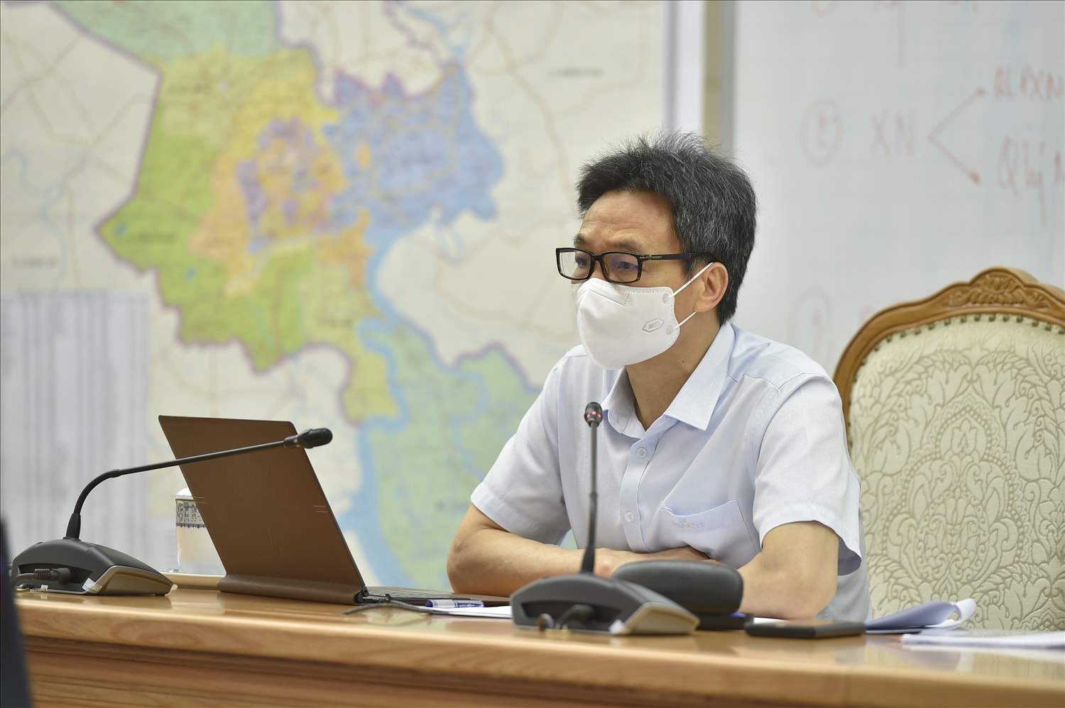 Phó Thủ tướng Vũ Đức Đam nhấn mạnh phải tăng cường lấy mẫu xét nghiệm sàng lọc, tập trung tầm soát, nhanh chóng bóc hết F0 ra khỏi cộng đồng để giữ chặt vùng an toàn vững chắc. Ảnh: VGP/Đình Nam Phó Thủ tướng Vũ Đức Đam nhấn mạnh phải tăng cường lấy mẫu xét nghiệm sàng lọc, tập trung tầm soát, nhanh chóng bóc hết F0 ra khỏi cộng đồng để giữ chặt vùng an toàn vững chắc. Ảnh: VGP/Đình Nam