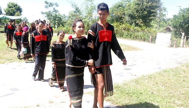 Dân tộc Ê Đê theo chế độ mẫu hệ, trong hôn nhân, người phụ nữ có quyền đi 