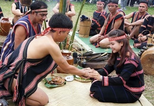 Trong ngày cưới, cô gái Ê Đê trao nhẫn cho vị hôn phu 