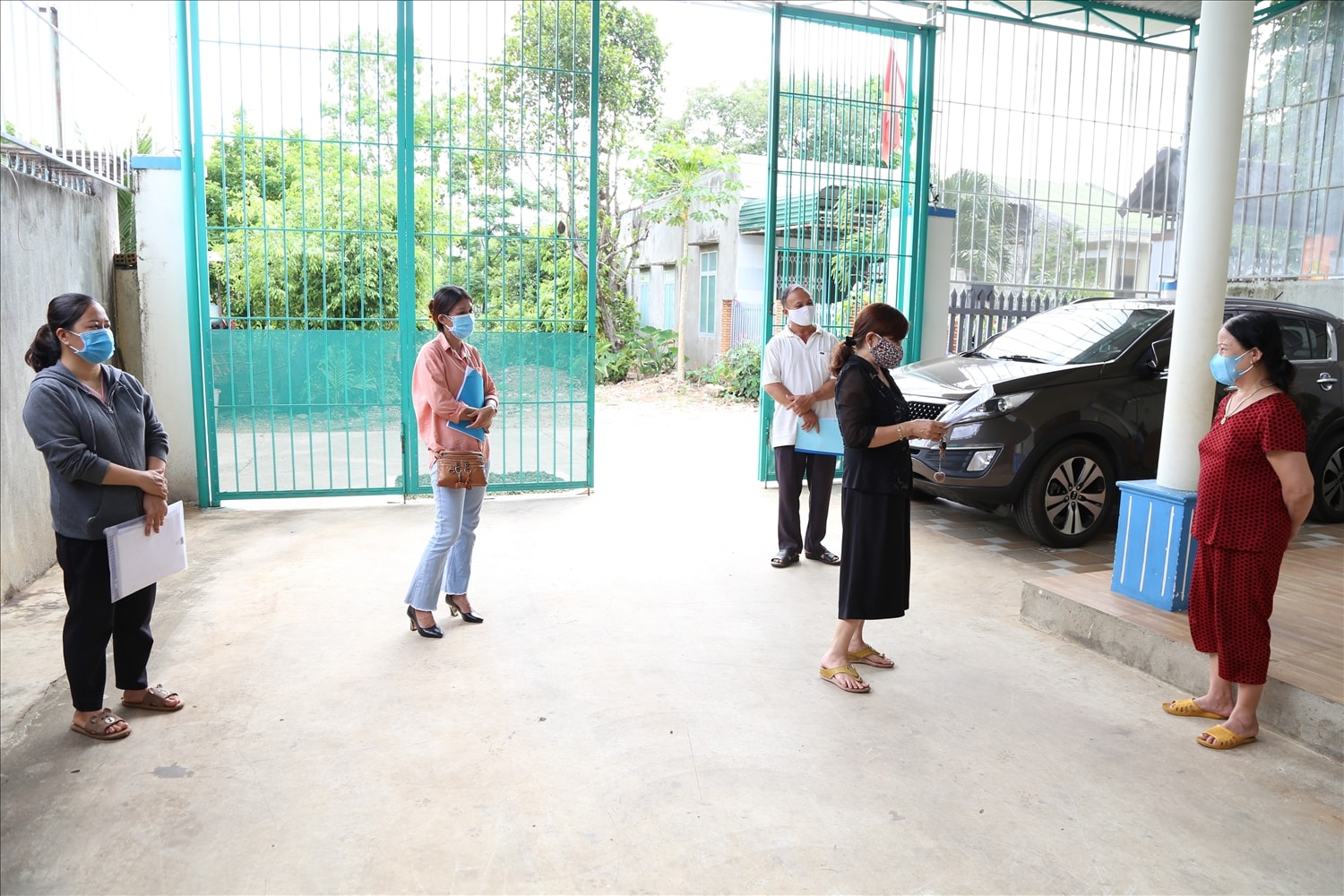 Tổ Covid-19 cộng đồng đến từng nhà dân tuyên truyền Tổ Covid-19 cộng đồng đến từng nhà dân tuyên truyền
