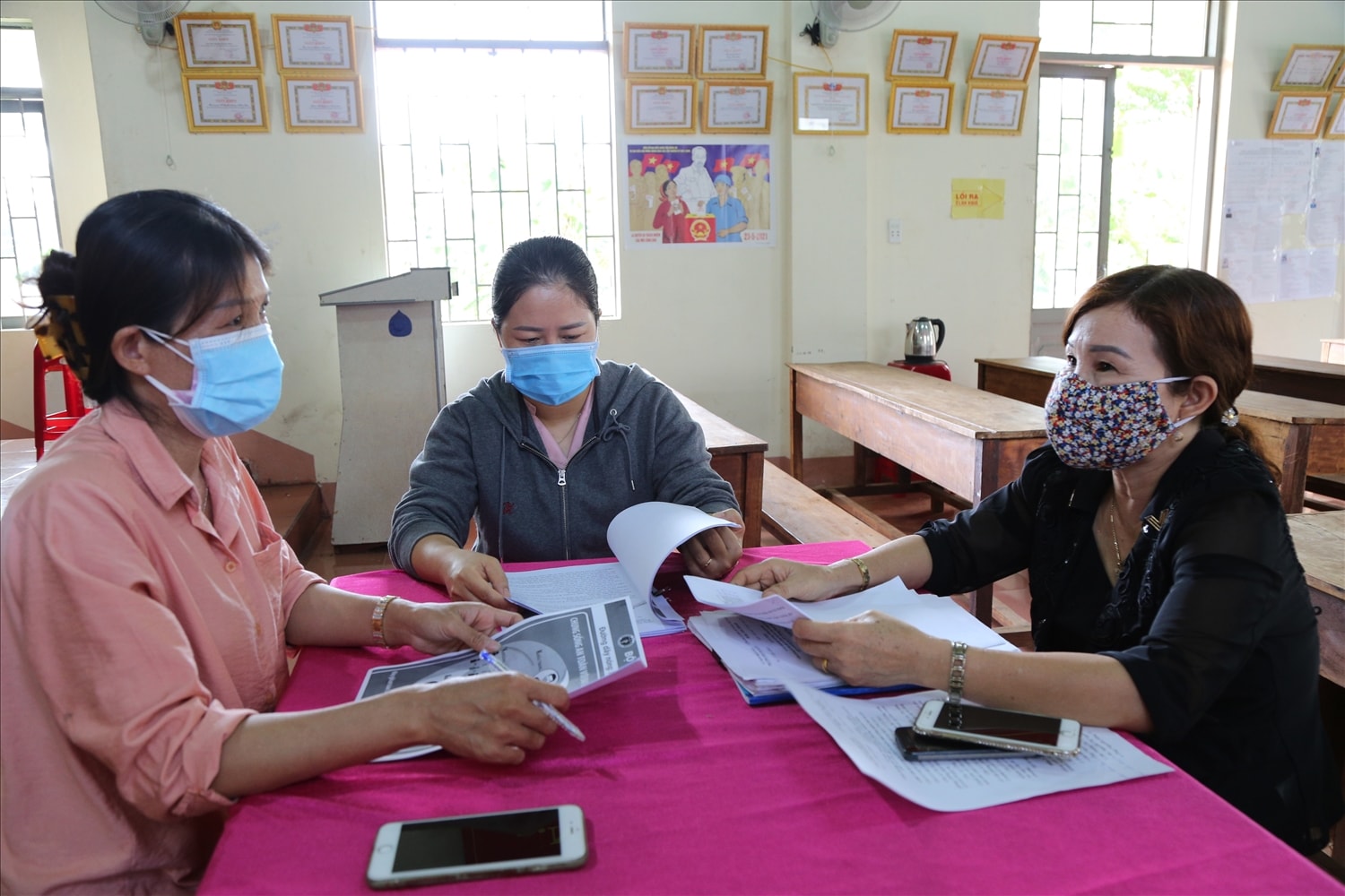 Các thành viên tổ Covid-19 cộng đồng phường Khánh Xuân, TP. Buôn Ma Thuột lập danh sách người về địa phương Các thành viên tổ Covid-19 cộng đồng phường Khánh Xuân, TP. Buôn Ma Thuột lập danh sách người về địa phương
