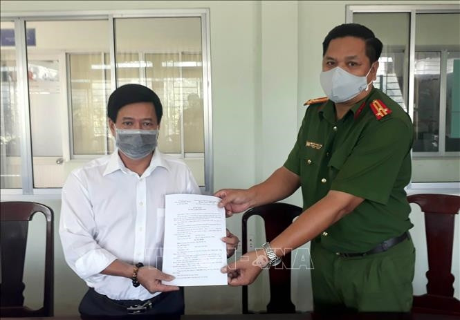 Lương y Hoàng Hà Vũ nhận Quyết định xử phạt của Công an tỉnh Sóc Trăng
