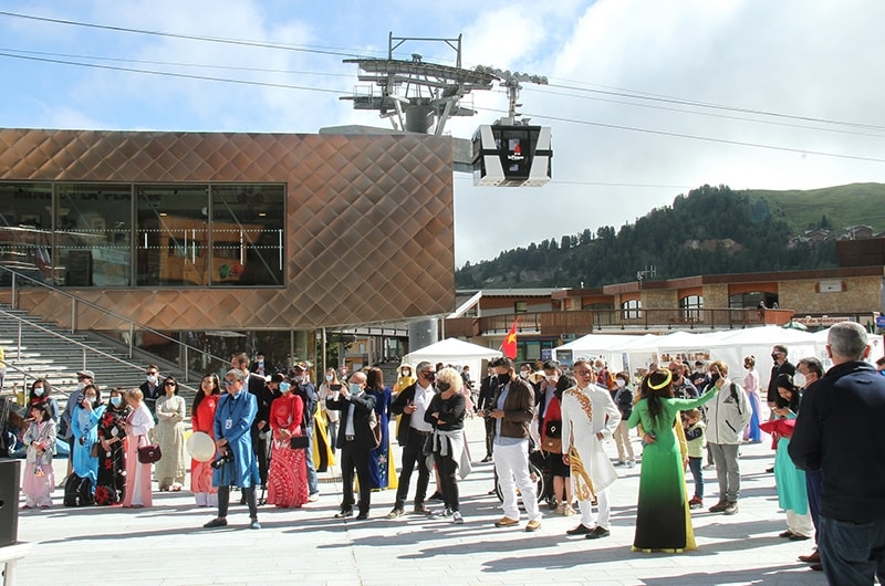 Nhiều du khách đi nghỉ hè ở La Plagne đã tới thăm Lễ hội Việt Nam