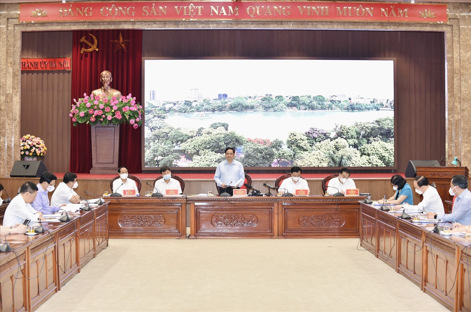 Thủ tướng Chính phủ Phạm Minh Chính làm việc với lãnh đạo Thành phố Hà Nội về công tác phòng chống dịch bệnh COVID-19, thúc đẩy sản xuất kinh doanh, phát triển KT-XH. Ảnh VGP/Nhật Bắc