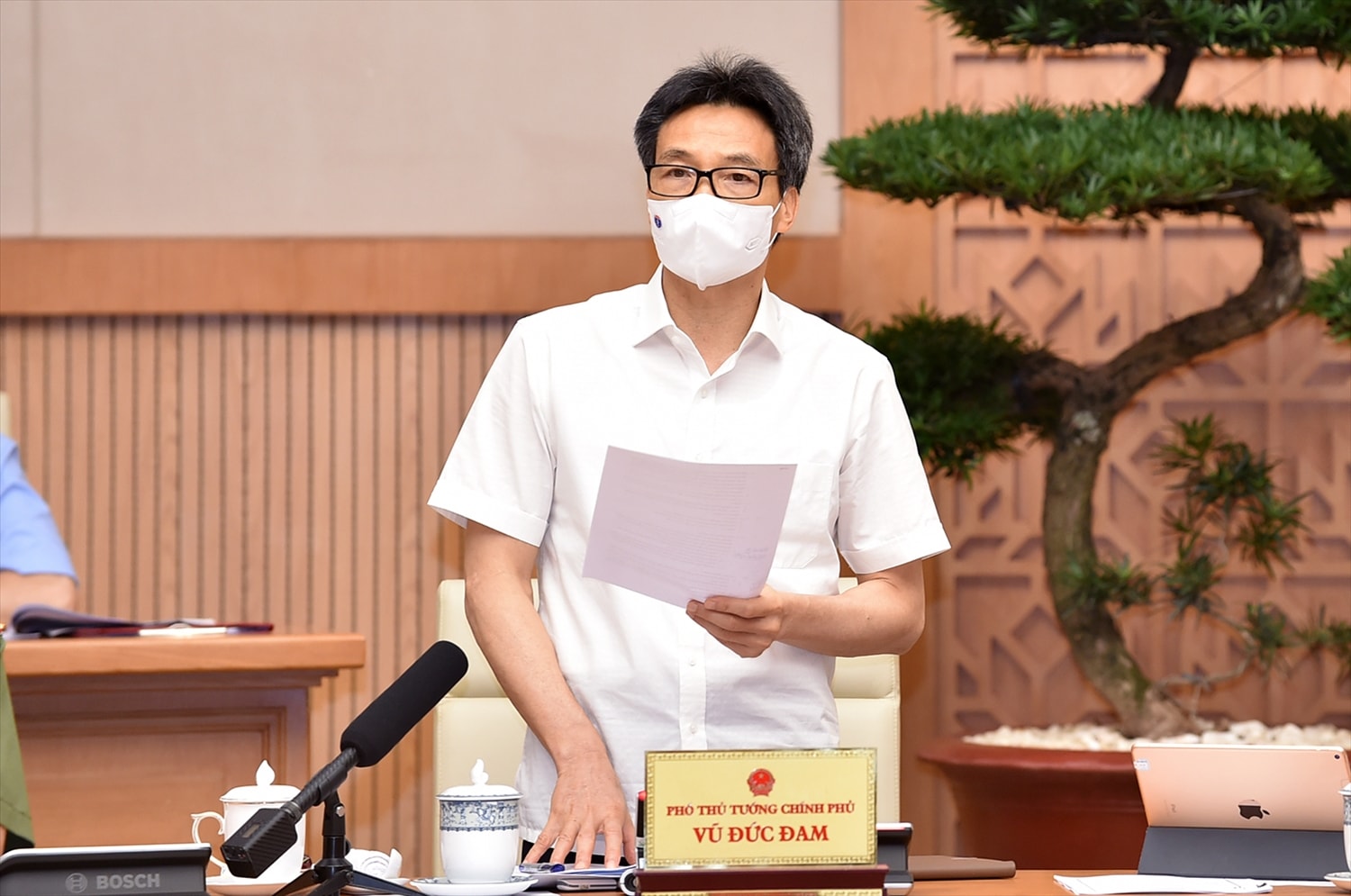 Phó Thủ tướng Vũ Đức Đam, Trưởng Ban Chỉ đạo quốc gia nhấn mạnh, phải kiên định cách làm và đẩy cao thêm một mức cách mà chúng ta đã làm từ trước đến nay trên toàn quốc- Ảnh: VGP/Nhật Bắc Phó Thủ tướng Vũ Đức Đam, Trưởng Ban Chỉ đạo quốc gia nhấn mạnh, phải kiên định cách làm và đẩy cao thêm một mức cách mà chúng ta đã làm từ trước đến nay trên toàn quốc- Ảnh: VGP/Nhật Bắc