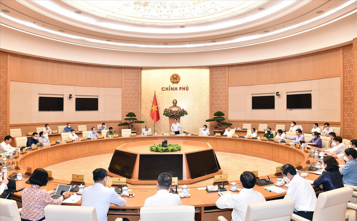 Các đại biểu dự cuộc họp thống nhất cần tập trung cho TPHCM và các tỉnh phía Nam, thực hiện Chỉ thị 16 theo tinh thần siết chặt kỷ luật, kỷ cương, đặc biệt là trong giãn cách xã hội. - Ảnh: VGP/Nhật Bắc Các đại biểu dự cuộc họp thống nhất cần tập trung cho TPHCM và các tỉnh phía Nam, thực hiện Chỉ thị 16 theo tinh thần siết chặt kỷ luật, kỷ cương, đặc biệt là trong giãn cách xã hội. - Ảnh: VGP/Nhật Bắc