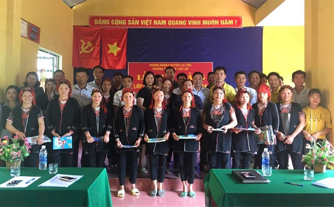 Các học viên lớp xóa mù chữ vui mừng khi đã hoàn thành chương trình học Các học viên lớp xóa mù chữ vui mừng khi đã hoàn thành chương trình học