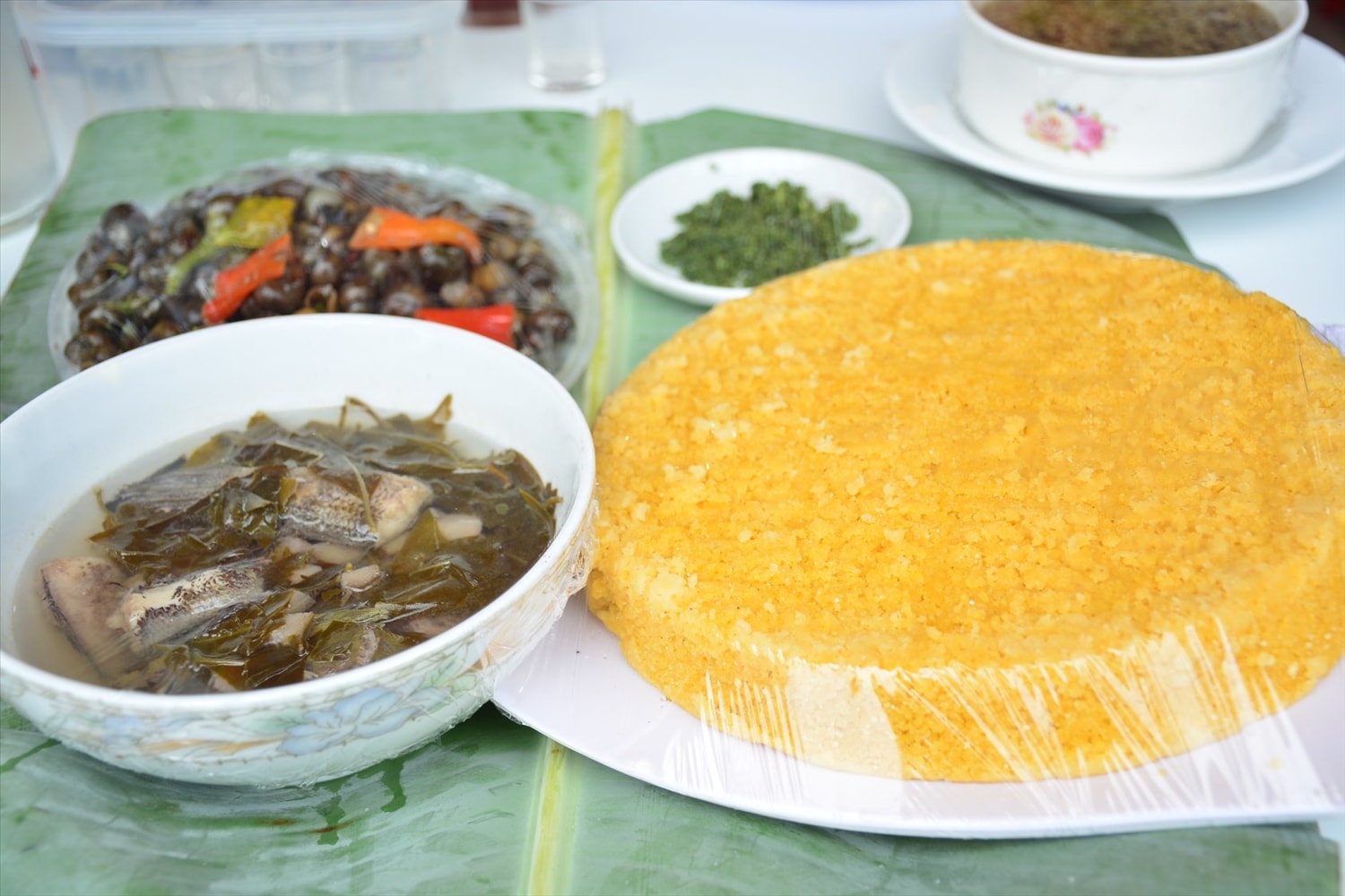 Món cơm bồi, canh cá nấu chua và ốc suối