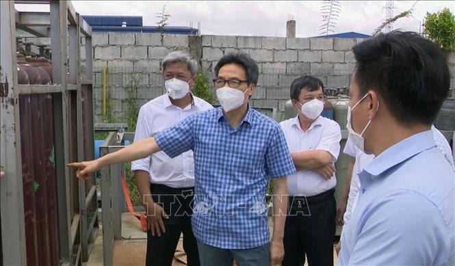 Phó Thủ tướng Vũ Đức Đam làm việc tại Công ty Cổ phần Khí đặc biệt Việt Nga (Khu công nghiệp Việt Nam - Singapore 2A, thị xã Tân Uyên) về việc chuẩn bị khí oxy phục vụ phòng chống dịch bệnh COVID-19. Ảnh: TTXVN 