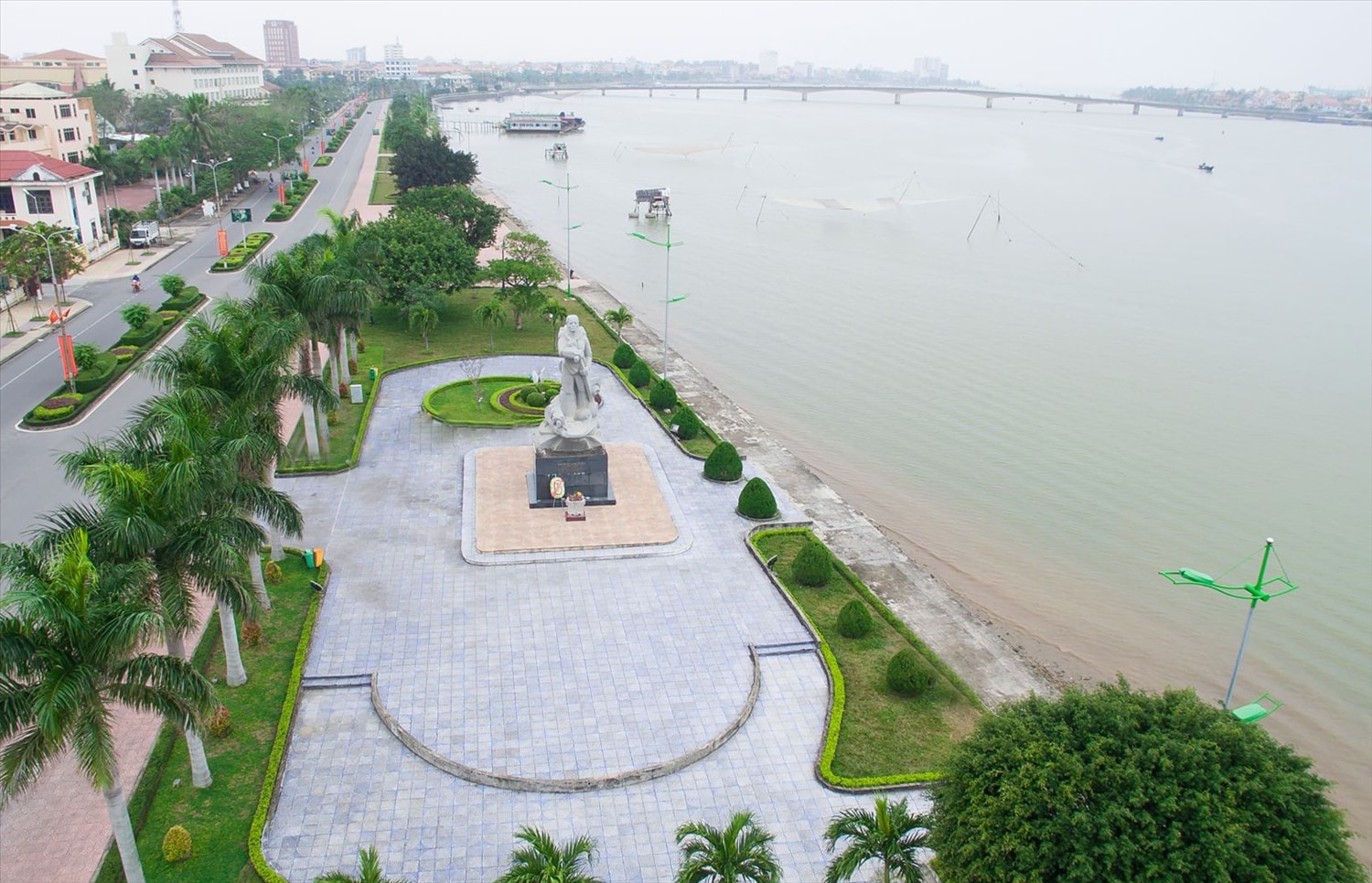 Toàn cảnh tượng đài mẹ Suốt