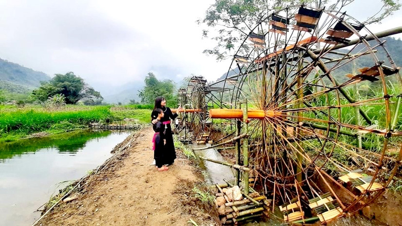 Du khách tham quan cọn nước ở xã Lăng Can, Lâm Bình