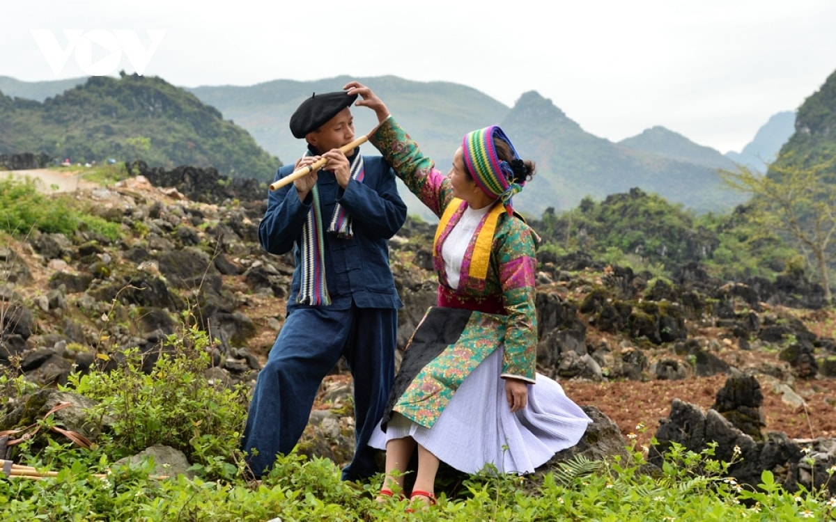 Chợ tình Khâu Vai là dịp để gặp lại người xưa Chợ tình Khâu Vai là dịp để những cặp đôi từng yêu nhau nhưng không thành duyên vợ chồng có dịp gặp lại để tâm tình
