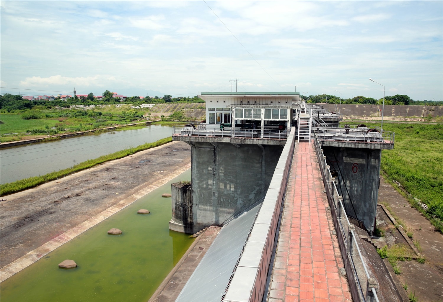 Công trình Đập Đáy được xây dựng từ năm 1937, đã từ lâu (năm 1971) công trình chưa vận hành phân chuyển lũ thực sự - Ảnh VGP/Đức Tuân Công trình Đập Đáy được xây dựng từ năm 1937, đã từ lâu (năm 1971) công trình chưa vận hành phân chuyển lũ thực sự - Ảnh VGP/Đức Tuân