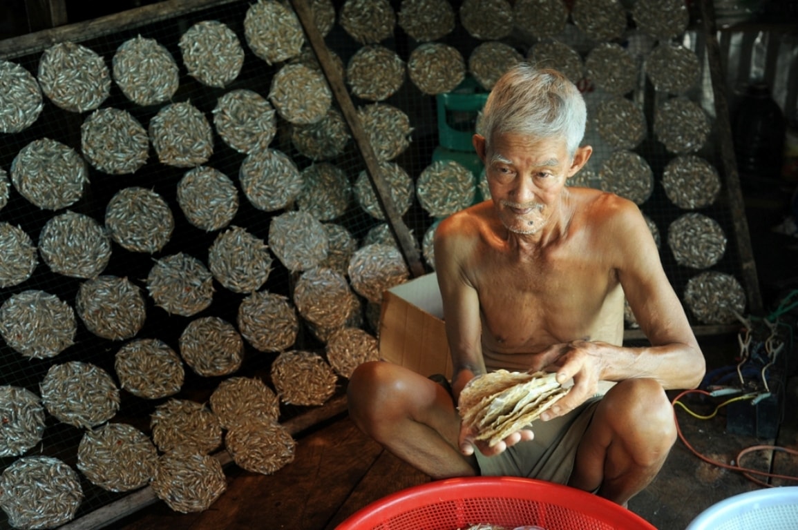 Cá cơm được làm sạch, chế biến thành bánh, đóng gói bán phục vụ du khách