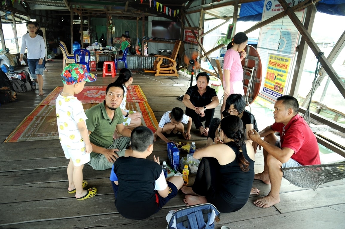 Du khách đến đây trải nghiệm trên nhà bè (ảnh chụp trước khi chịu ảnh hưởng của dịch bệnh Covid-19)