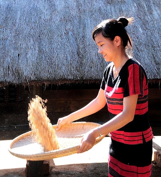 Thiếu nữ Tà Ôi sảy gạo