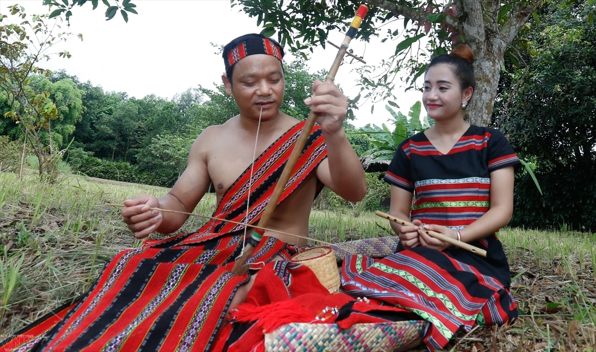 Đàn ông Pa Cô (Tà Ôi) mặc khố (nài) và sử dụng một tấm choàng vắt chéo qua vai