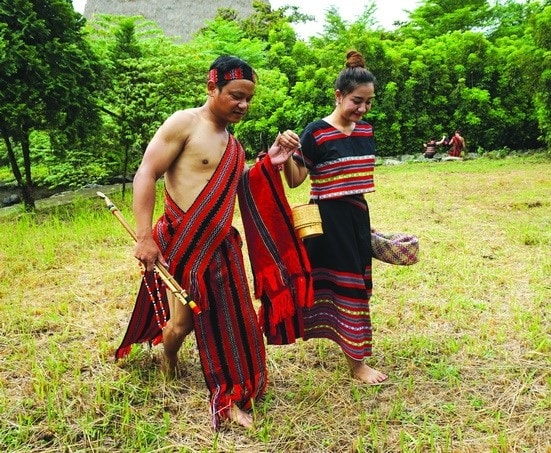 Trang phục của nam nữ người Pa Cô (nhóm địa phương của dân tộc Tà Ôi)