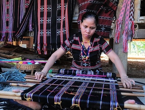 Phụ nữ Tà Ôi tự tay dệt zèng để may trang phục truyền thống