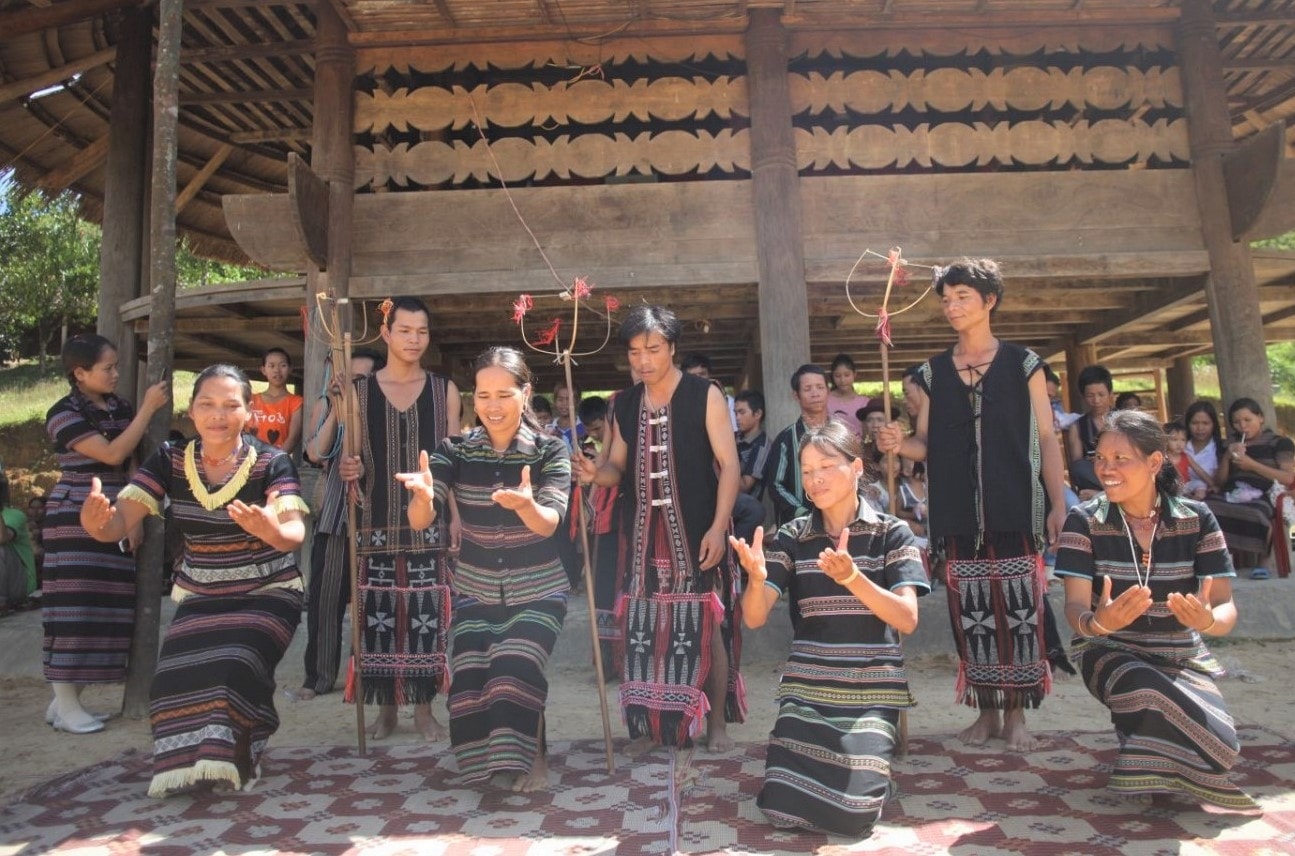 Đồng bào Tà Ôi biểu diễn dân ca, dân vũ