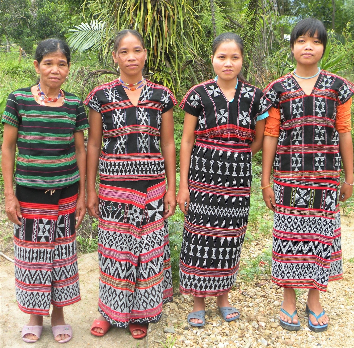 Trang phục truyền thống của người Tà Ôi có màu đen đỏ là chủ đạo
