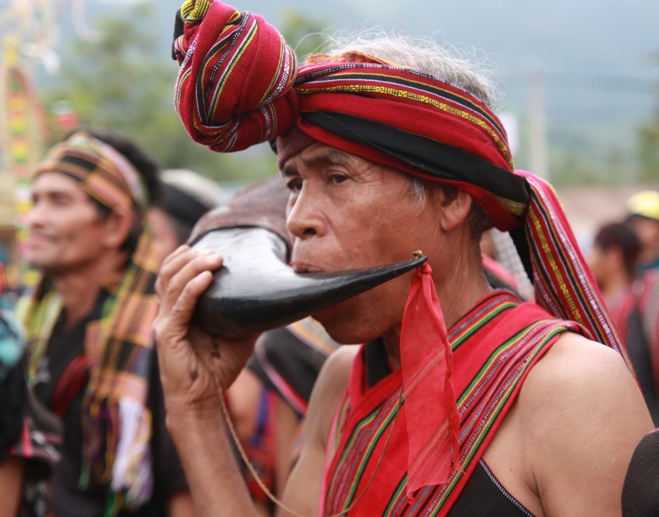 Già làng Tà Ôi thổi tù và trong các nghi lễ văn hóa dân gian