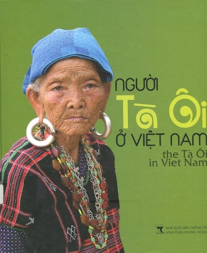 Hình ảnh người phụ nữ Tà Ôi với những đồ trang sức bằng bạc được in trên bìa sách