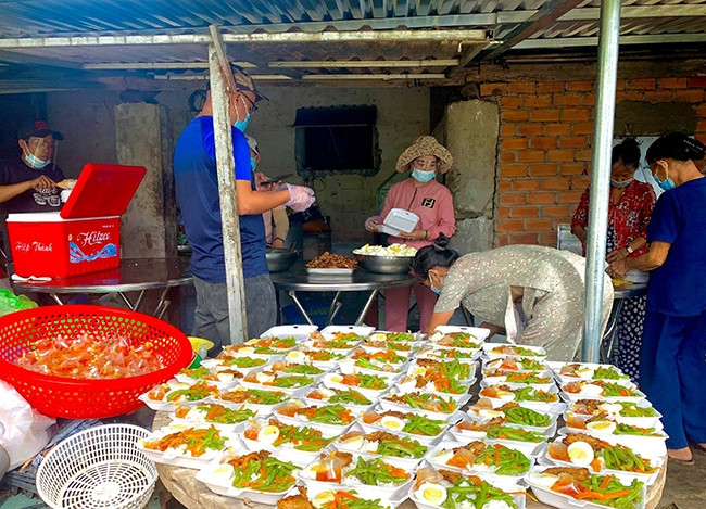 Mỗi ngày, cả ngàn suất cơm từ thiện được chuẩn bị để đưa tới tay các bệnh nhân nghèo, người lao động khó khăn