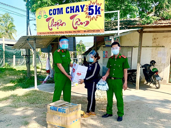 Chị Linh cũng trao các nhu yếu phẩm cho lực lượng Công an tại các chốt phòng, chống dịch