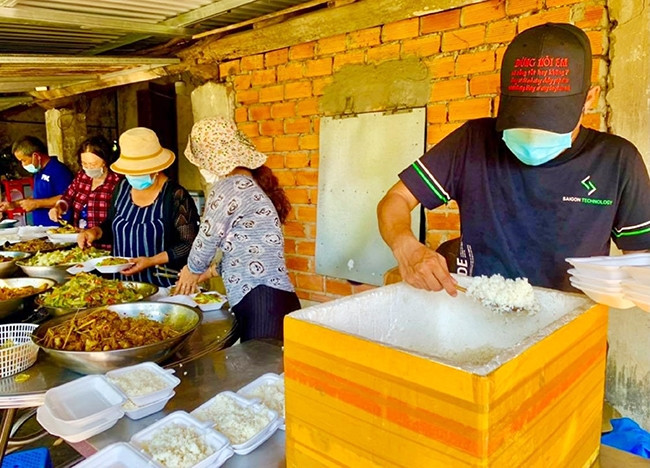 Bếp cơm từ thiện trong đại dịch 