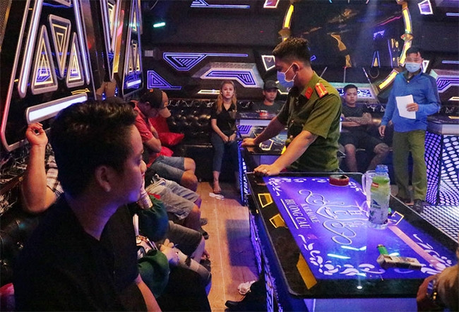 Chủ cơ sở kinh doanh, người quản lý cơ sở kinh doanh dịch vụ (như quán bar, vũ trường, karaoke, dịch vụ mát xa, cơ sở thẩm mỹ...) thực hiện hoạt động kinh doanh khi đã có quyết định tạm đình chỉ hoạt động bị xử lý theo Điều 295 Bộ luật Hình sự. (Ảnh minh họa) Chủ cơ sở kinh doanh, người quản lý cơ sở kinh doanh dịch vụ (như quán bar, vũ trường, karaoke, dịch vụ mát xa, cơ sở thẩm mỹ...) thực hiện hoạt động kinh doanh khi đã có quyết định tạm đình chỉ hoạt động bị xử lý theo Điều 295 Bộ luật Hình sự. (Ảnh minh họa)