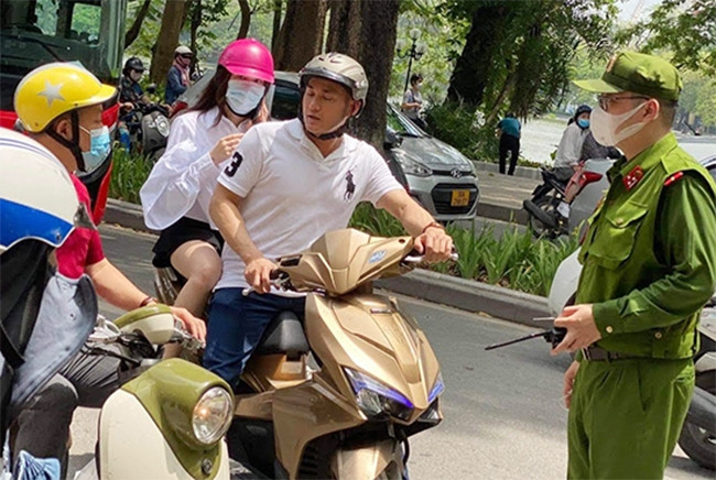 Người không đeo khẩu trang nơi công cộng bị phạt tiền tối đa đến 3.000.000 đồng. (Ảnh minh họa) Người không đeo khẩu trang nơi công cộng bị phạt tiền tối đa đến 3.000.000 đồng. (Ảnh minh họa)