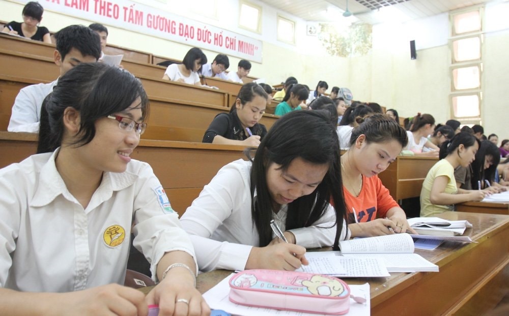 Hỗ trợ học phí, sinh hoạt phí và thu hồi đối với sinh viên sư phạm không phải là cái gốc của việc thừa thiếu giáo viên (Trong ảnh: Sinh viên Đại học Sư phạm Hà Nội trong giờ lên lớp) Hỗ trợ học phí, sinh hoạt phí và thu hồi đối với sinh viên sư phạm không phải là cái gốc của việc thừa thiếu giáo viên (Trong ảnh: Sinh viên Đại học Sư phạm Hà Nội trong giờ lên lớp)