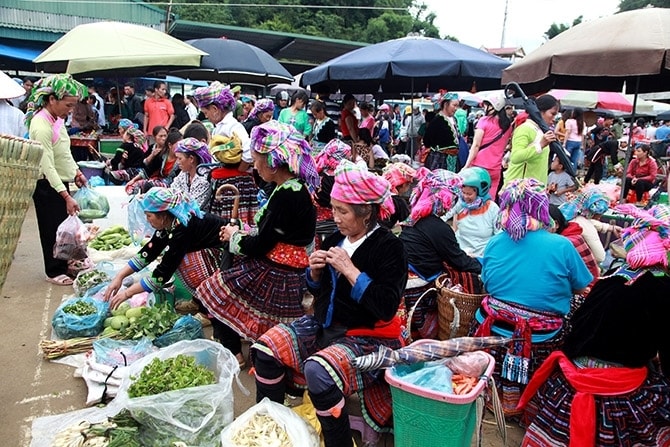 Ngoài 2 ngày chính họp vào sáng thứ 5 và Chủ nhật hàng tuần, từ tháng12/2019 chợ đêm San Thàng chính thức đi vào hoạt động, tạo một sản phẩm du lịch hấp dẫn mới Ngoài 2 ngày chính họp vào sáng thứ 5 và Chủ nhật hàng tuần, từ tháng 12/2019 chợ đêm San Thàng chính thức đi vào hoạt động, tạo một sản phẩm du lịch hấp dẫn mới