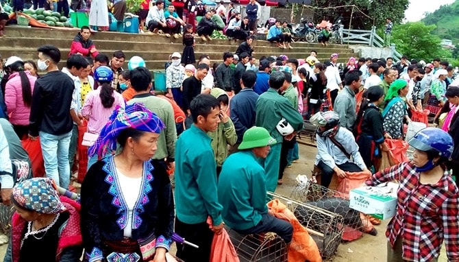 Trải qua thời gian, chợ phiên San Thàng luôn giữ được nét riêng biệt in đậm bản sắc của phiên chợ vùng cao Đồng bào các DTTS ở vùng cao mang đến chợ phiên đủ các loại hàng hóa, từ nông sản, sản vật núi rừng tới các con vật nuôi