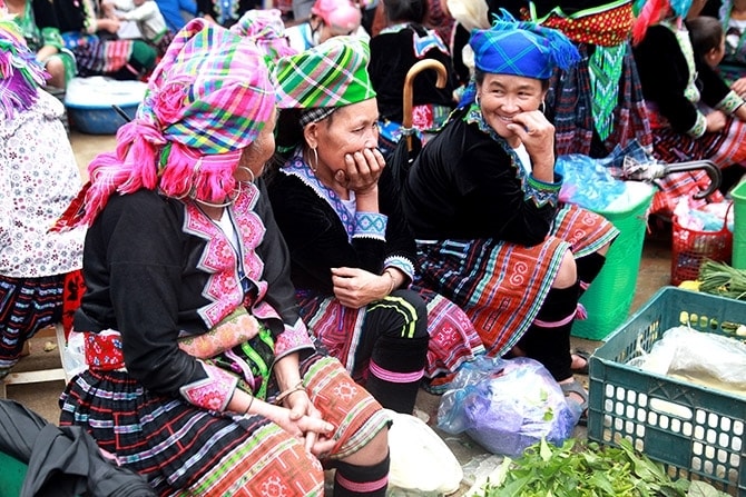 Không khí chợ rộn ràng, ai ai cũng khoác lên mình những bộ váy áo mới sặc sỡ đủ màu, khuôn mặt luôn nở nụ cười, xem đây là ngày hội xuống núi, nơi gặp gỡ trò chuyện sau những ngày xa vắng Đồng bào các dân tộc đi Chợ phiên San Thàng không chỉ để mua bán, trao đổi hàng hóa mà còn để gặp gỡ, trò chuyện sau những ngày lao động vất vả