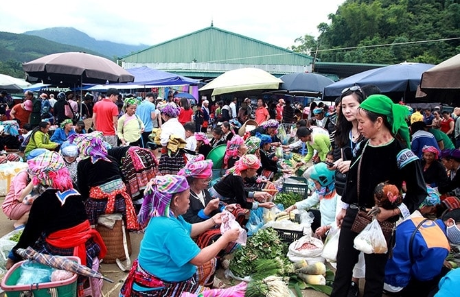 Chợ phiên San Thàng không biết có từ bao giờ, nhưng với đồng bào các dân tộc nơi đây, chợ đã ăn sâu vào tâm thức của mỗi người Một góc Chợ phiên San Thàng