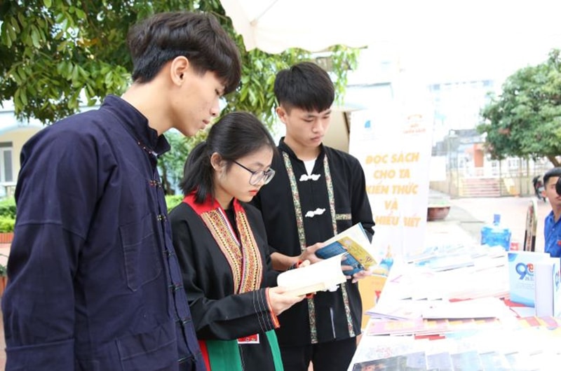 Đọc sách nâng cao kiến thức là hoạt động đang được nhiều bạn trẻ quan tâm