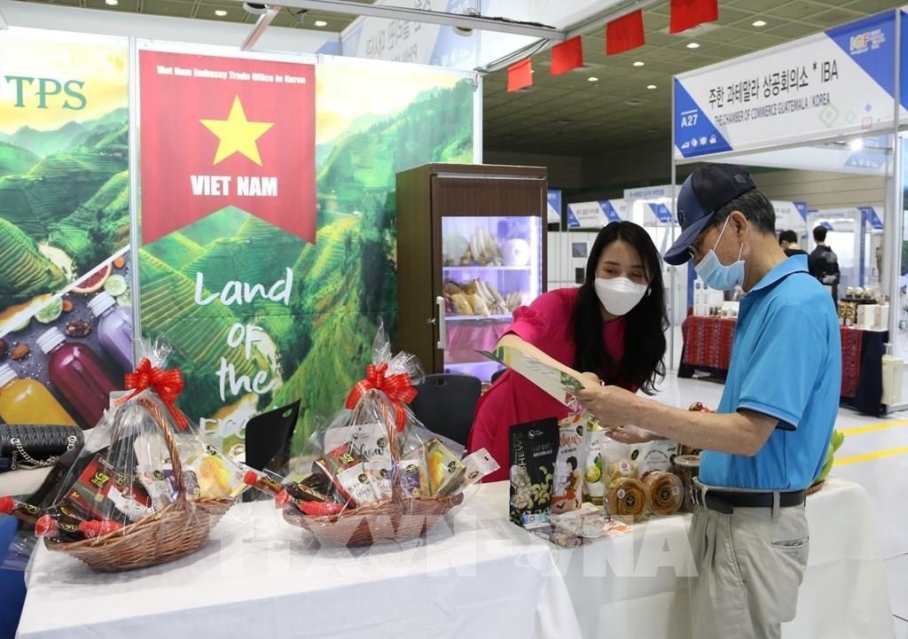 Đại diện Công ty TPS Good Farmers giới thiệu hàng nông sản Việt Nam cho người dân Hàn Quốc. Ảnh: Mạnh Hùng/TTXVN