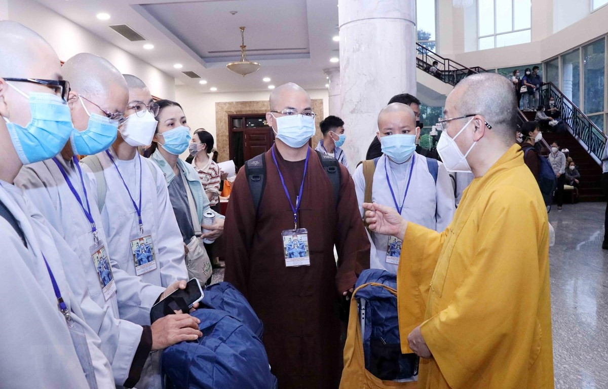 Thượng tọa Thích Nhật Từ, Phó Viện trưởng Thường trực Học viện Phật học Việt Nam tại Thành phố Hồ Chí Minh, Trưởng nhóm điều phối tình nguyện Phật giáo dặn dò các tình nguyện viên Phật giáo trước lúc lên đường. (Ảnh: Xuân Khu/TTXVN)